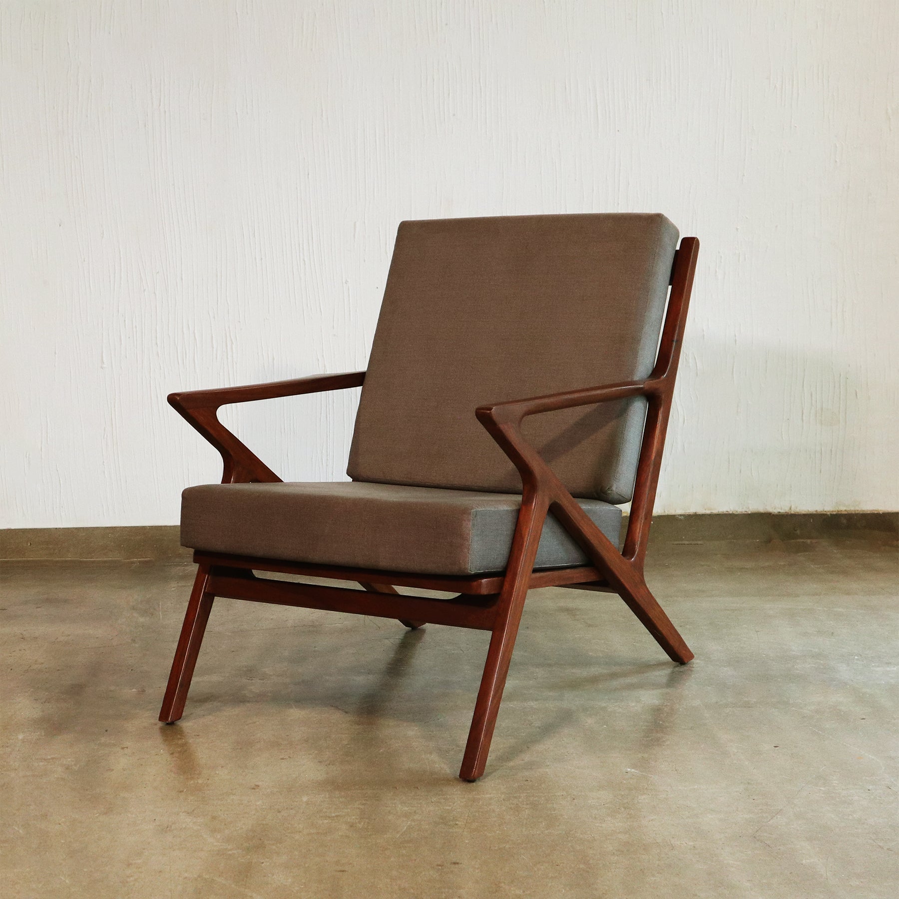 Symphony Z Lounge Chair